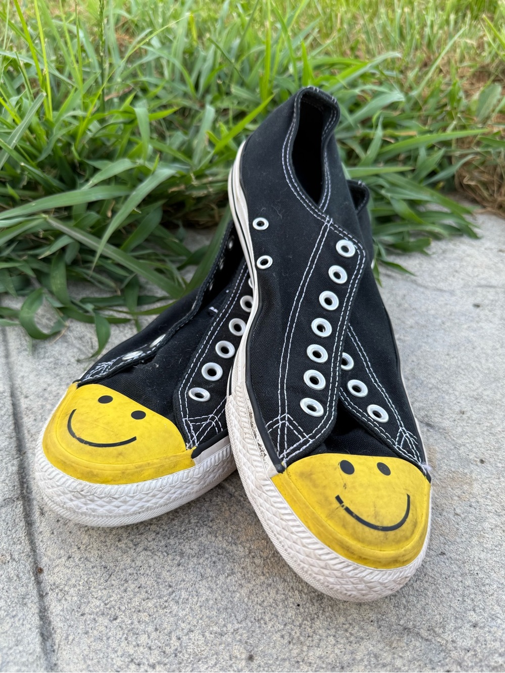 Converse Smiley Face Low Tops Black Unisex men’s 9, Women’s 11 no laces